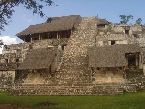 Enigmaticos Tesoros guarda la Acrópolis en Ek'Balam, Yucatan. by Pollo de Pelos