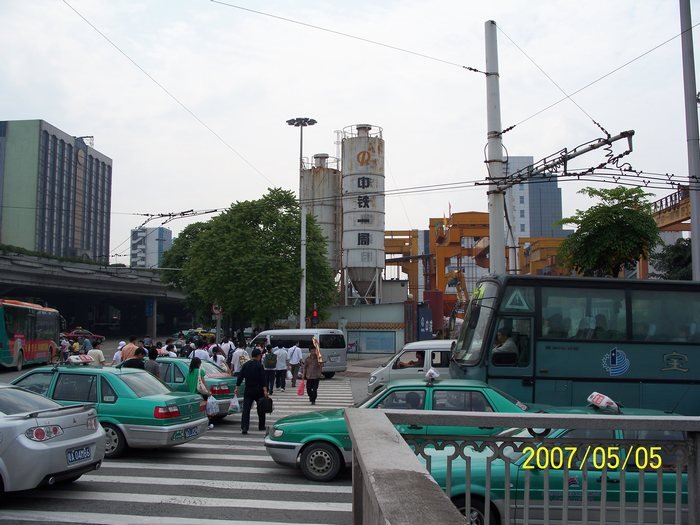 向火车站的人流。The people moved toward the railway station. by sanderluohao