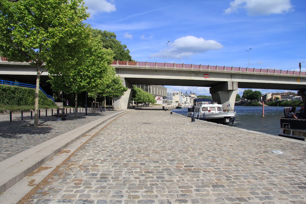 Quai de la Reine Blanche (Melun) by gerard VERITE