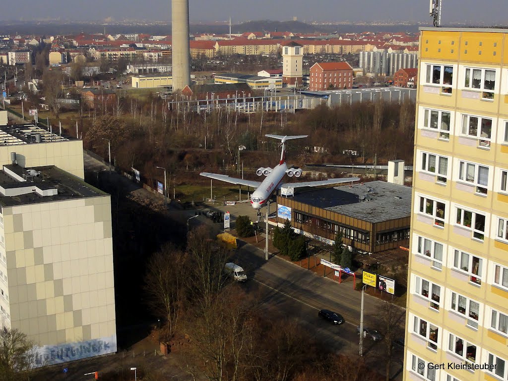 Notlandung?? IL 62 in der Arno Nitzsche Straße by Gert Kleinsteuber