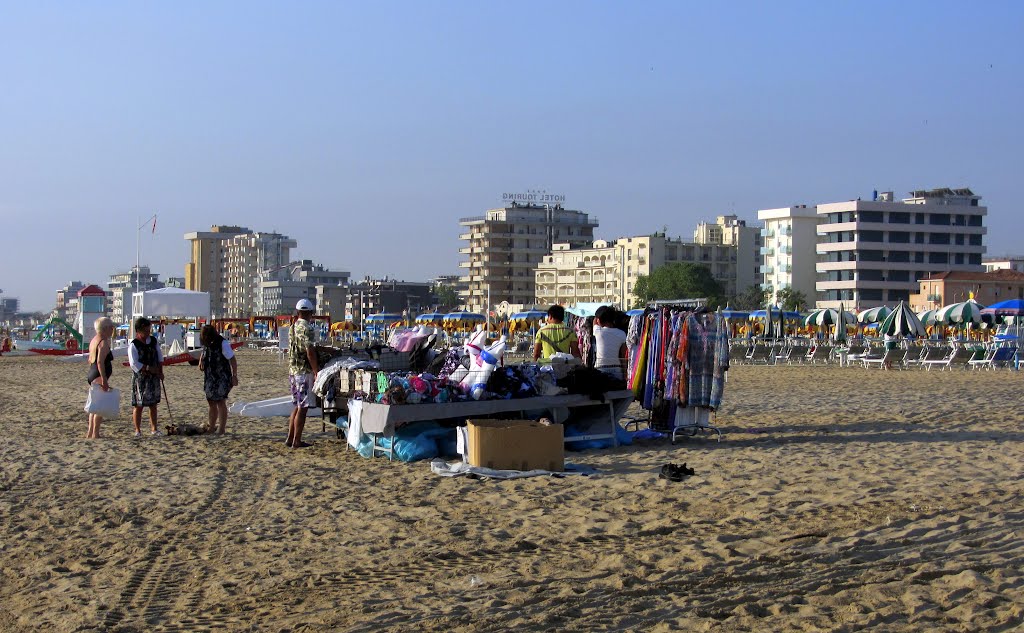 Mercatino sulla spiaggia by Claudio Pedrazzi