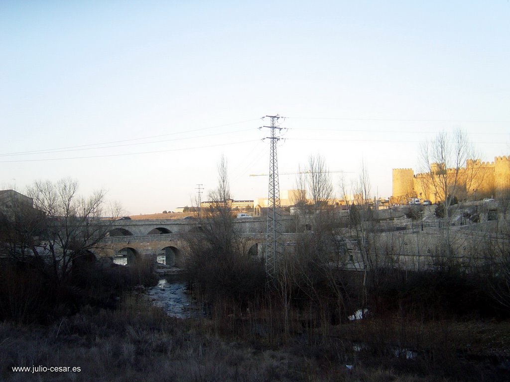 Puente Adaja, con el nuevo palacio de congresos al fondo y el colegio de huerfanos ferroviarios. by Julio Cesar - Ávila