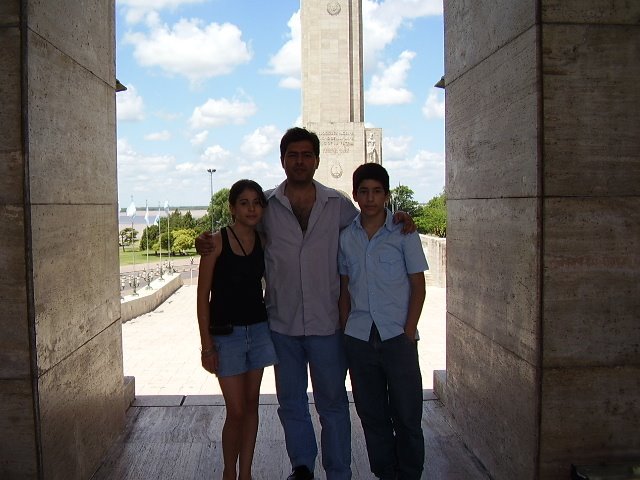 En el Monumento a la Bandera. Esther, Papá, Alexander by etintas