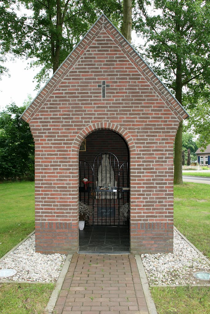 St. Hubert - Pastoor Jacobsstraat : Mariakapel by Scholte