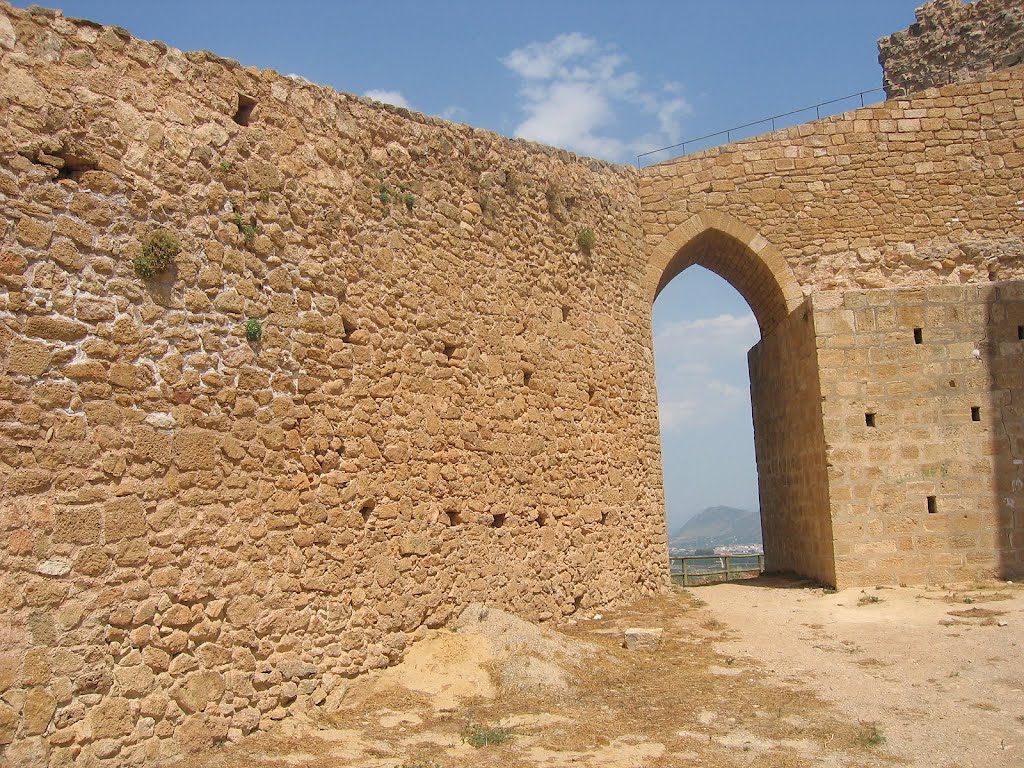 Porta de la muralla by marathoniano