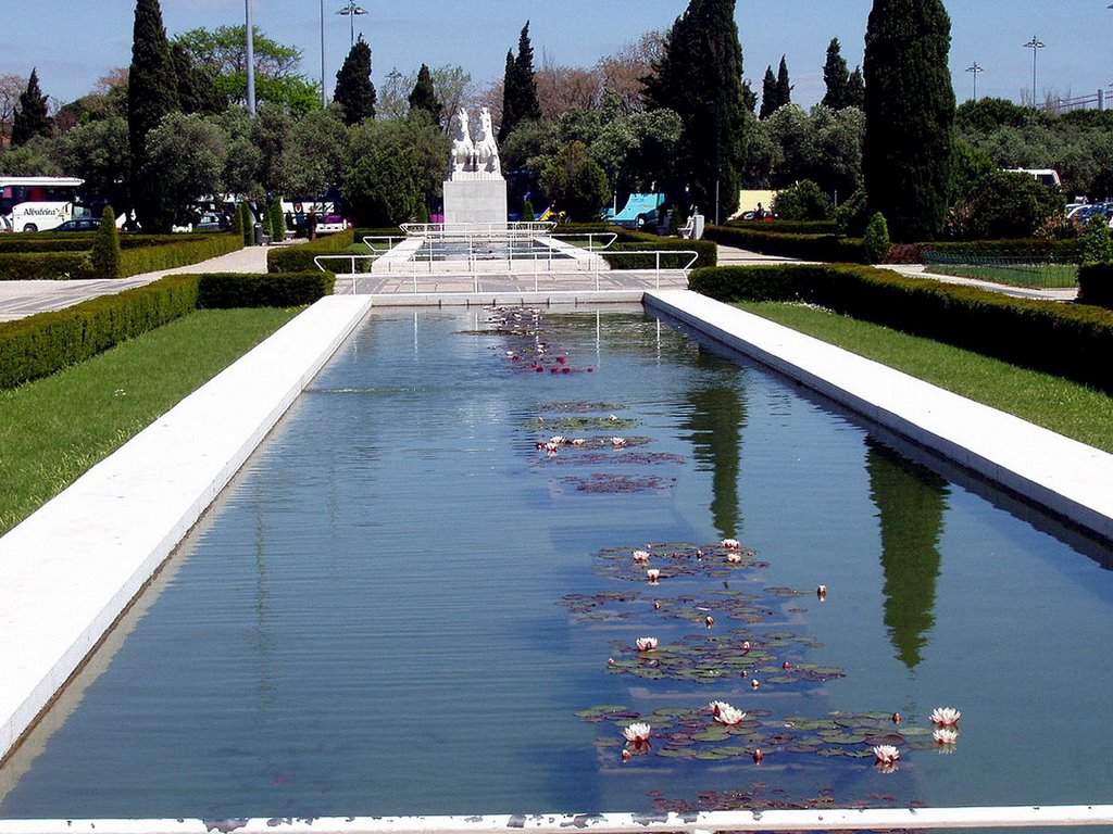 Jardines Plaza do Imperio, Lisboa, Portugal by Antonio Alba