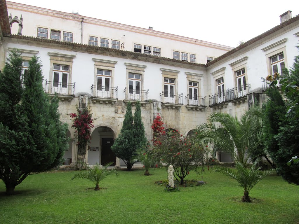 Coimbra - R da Sofia, Claustro do Convento Nª Srª da Graça, 2012Mai by Luís Boléo