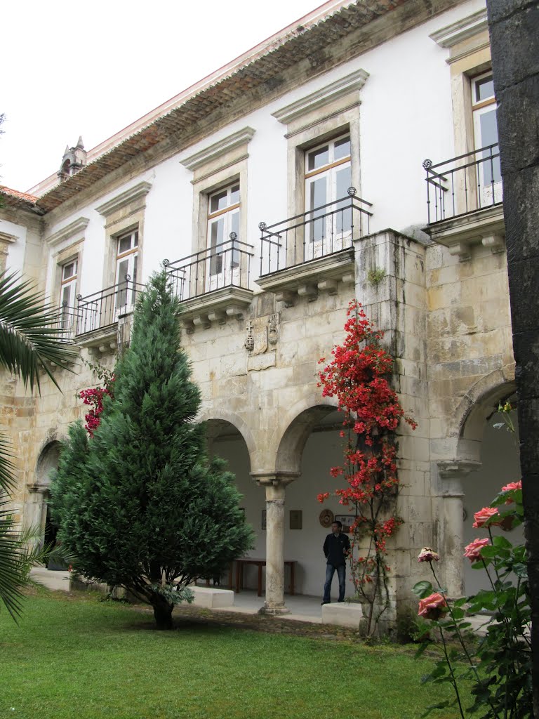 Coimbra - R da Sofia, Claustro do Convento Nª Srª da Graça, 2012Mai by Luís Boléo