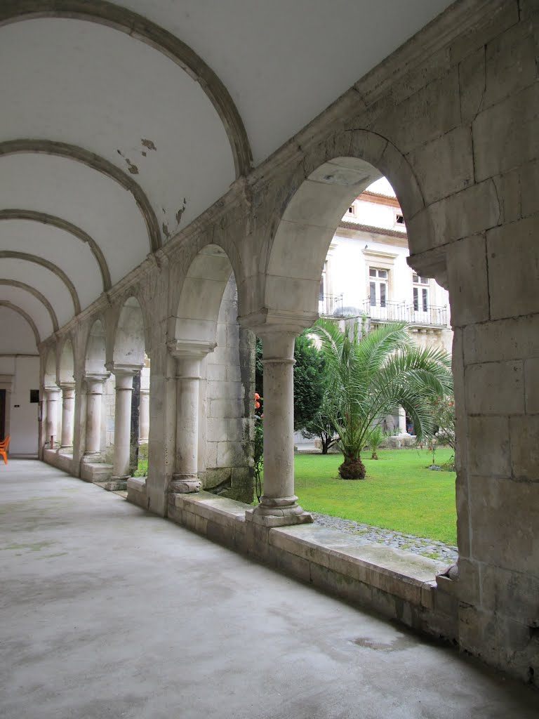 Coimbra - R da Sofia, Claustro do Convento Nª Srª da Graça, 2012Mai by Luís Boléo