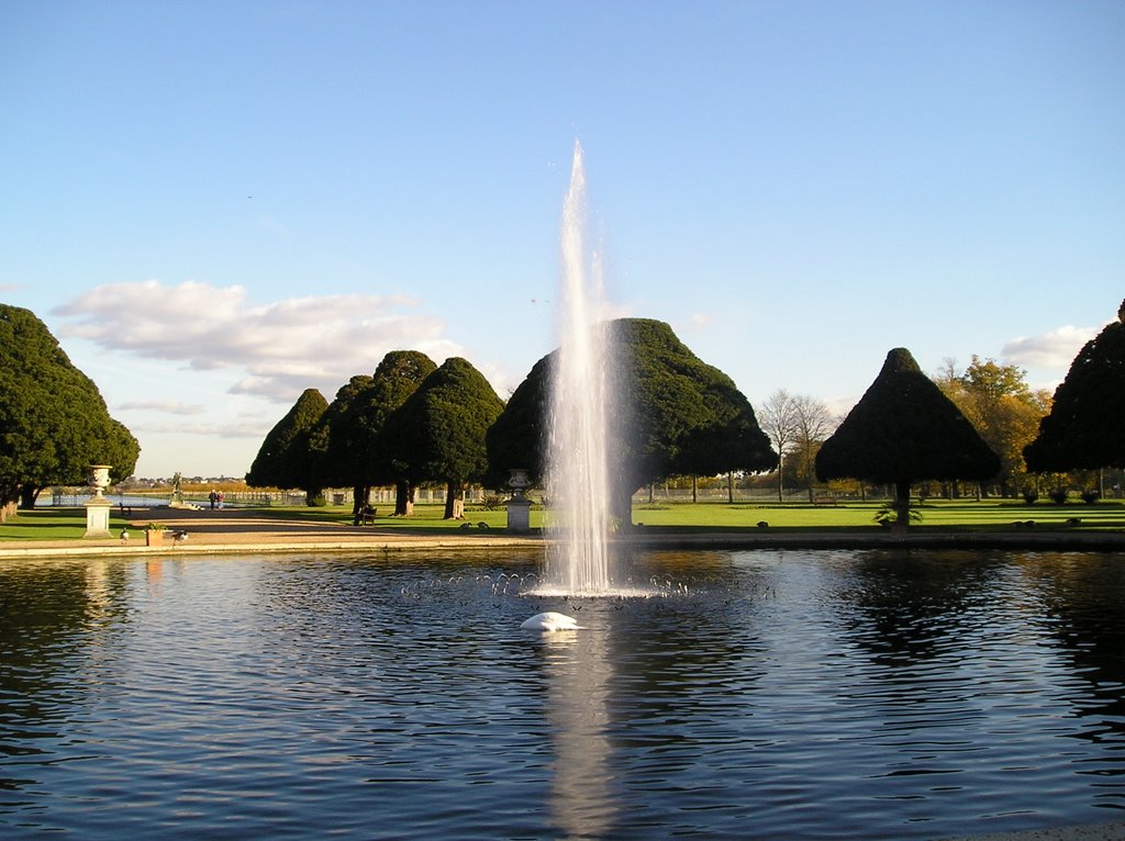 Hampton Court Garden Fountain by Derek Dore