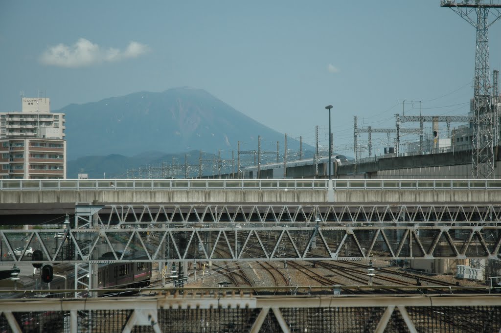 盛岡駅からの岩手山と田沢湖線に向かう「こまち」('12.6.30)JR Morioka station and Mt. Iwate by Mikochan