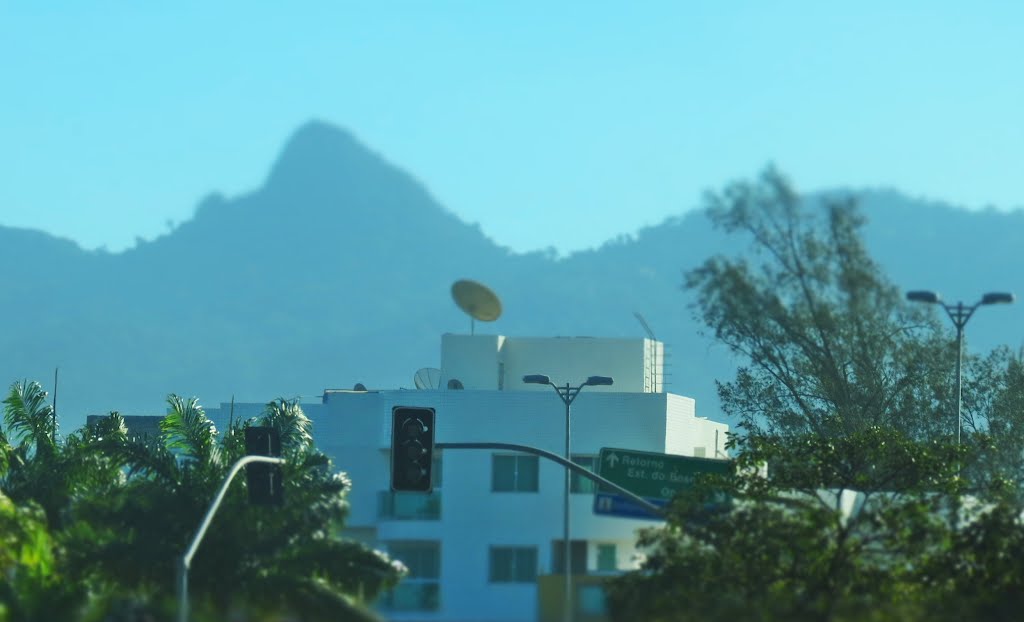 Rio das Ostras, prédio no meio do verde by Humberto Müller