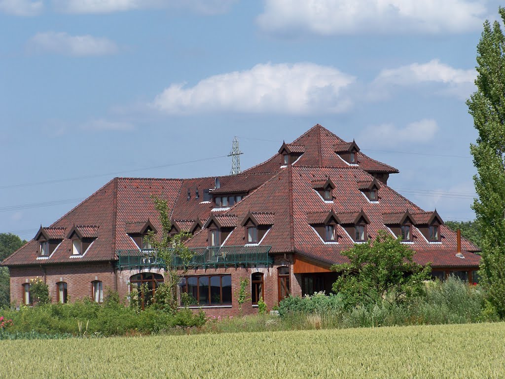 Lelijke foto van een lelijk huis by Ted Potters