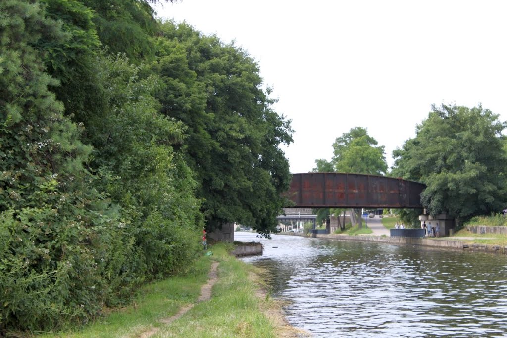 Ancien pont de voie ferrée sur canal by ZykZak