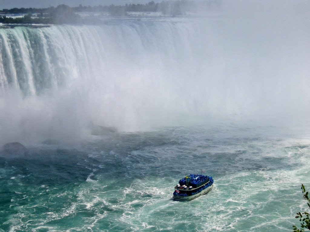 The only way to see the falls (Ontario) by Nikbrovnik