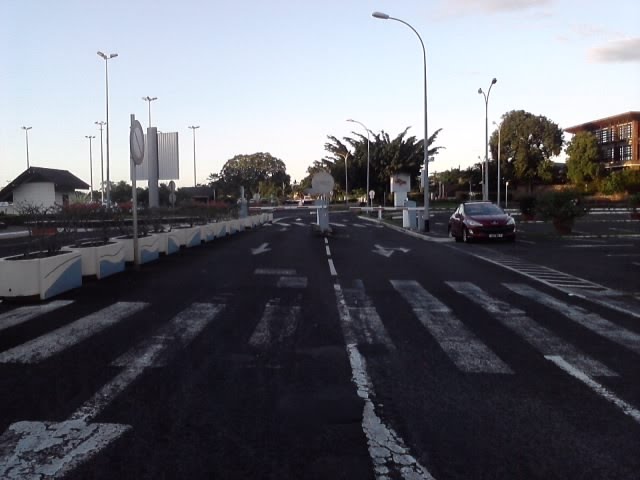 vue entrée parking P1. Aéroport de Tahiti-Faaa. by trinkildan