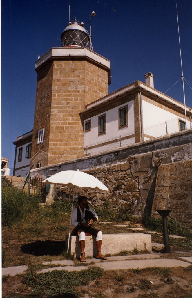 Capo Finisterre - Suonatore di Zampogna - 11/8/2005 by Ilda Casati