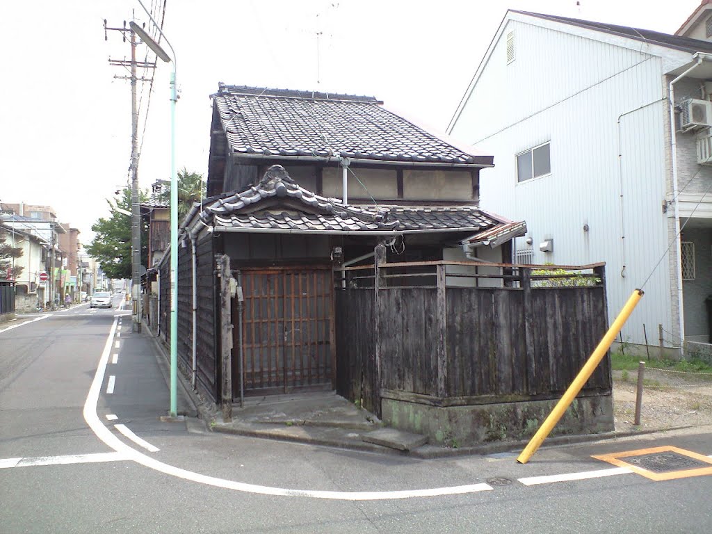 Old house with the black wall by mouashibi