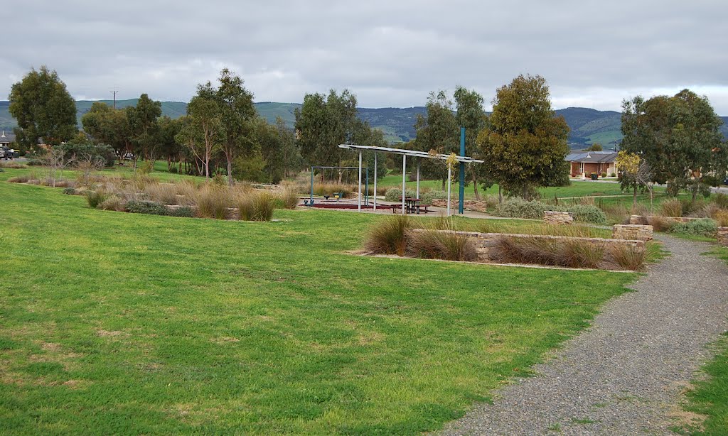 Trail through reserve to shelter by Phaedrus Fleurieu