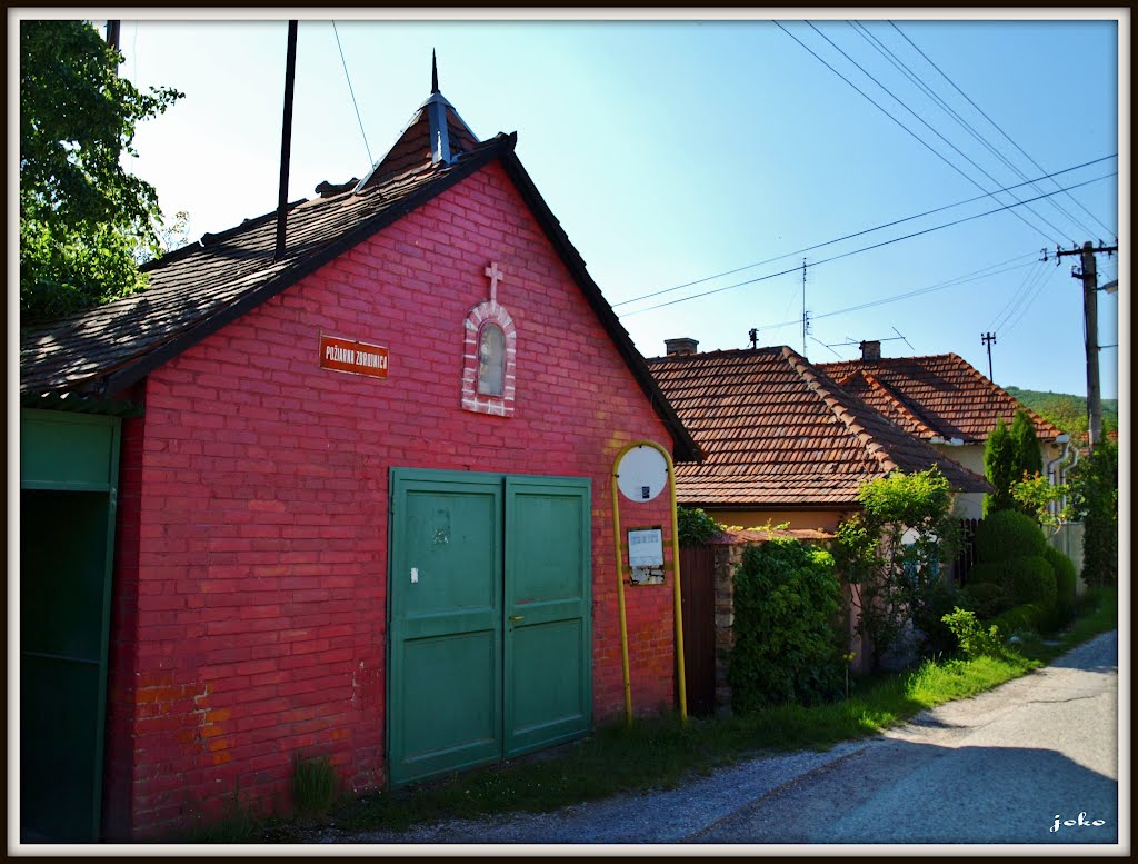 Hasičská zbrojnica v obci Zlatno by < JOKO >