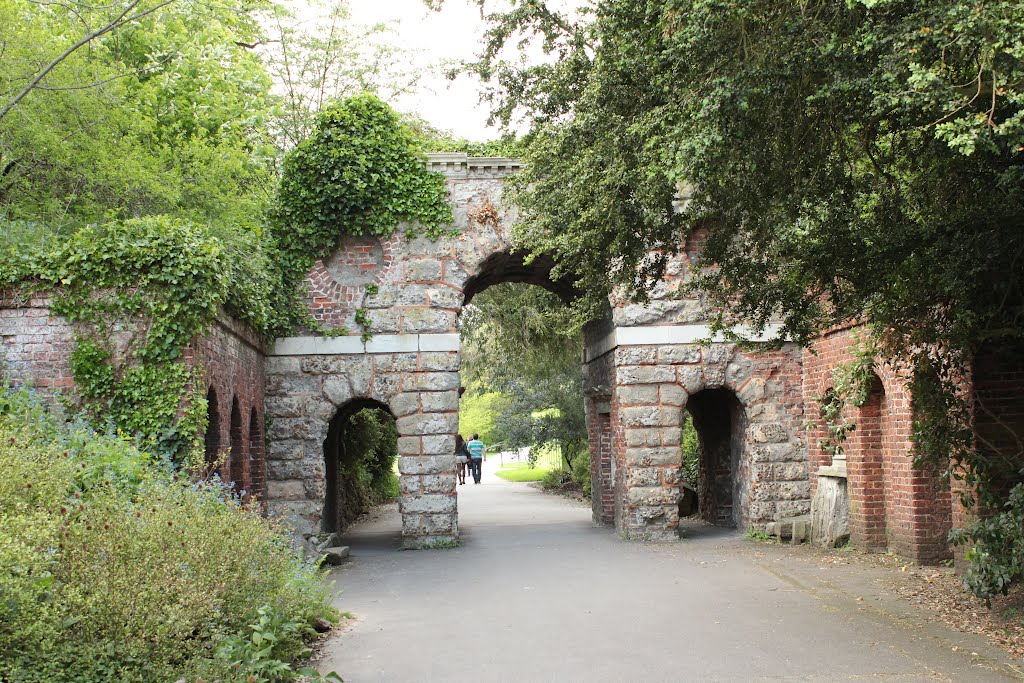 To exit from Kew Gardens by mariana creanga