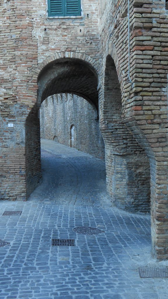 Dentro le mura di Corinaldo by Paolo Lazzarini