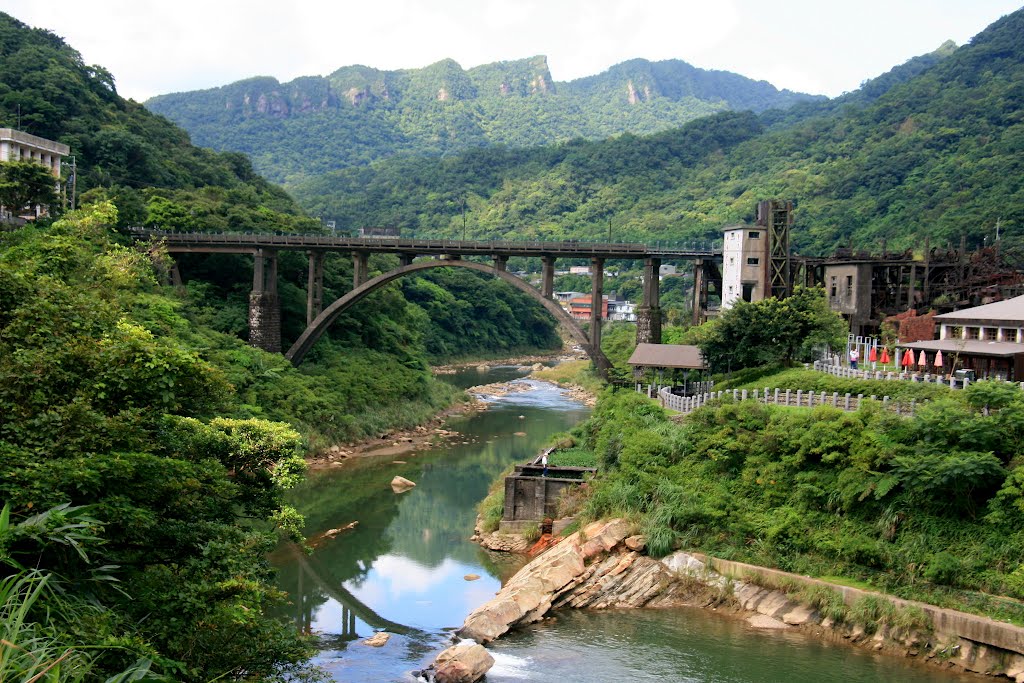 瑞三運煤橋、基隆河、獅子嘴岩稜線 by frank348