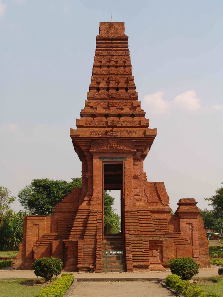 Candi Bajang Ratu Sebelum Di Pugar by world of pictures by KlausH