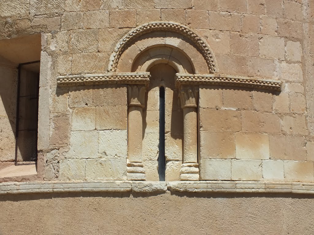 Iglesia románica de Castillo de Meselón. Segovia. by Valentín Enrique