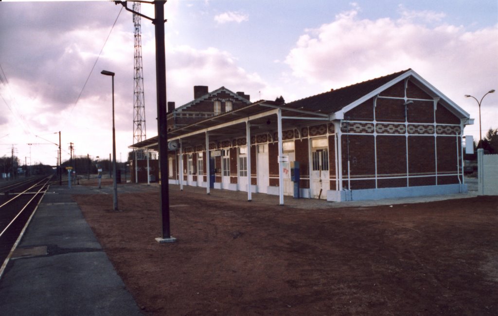 GARE DE RAISMES by Frédéric Adant