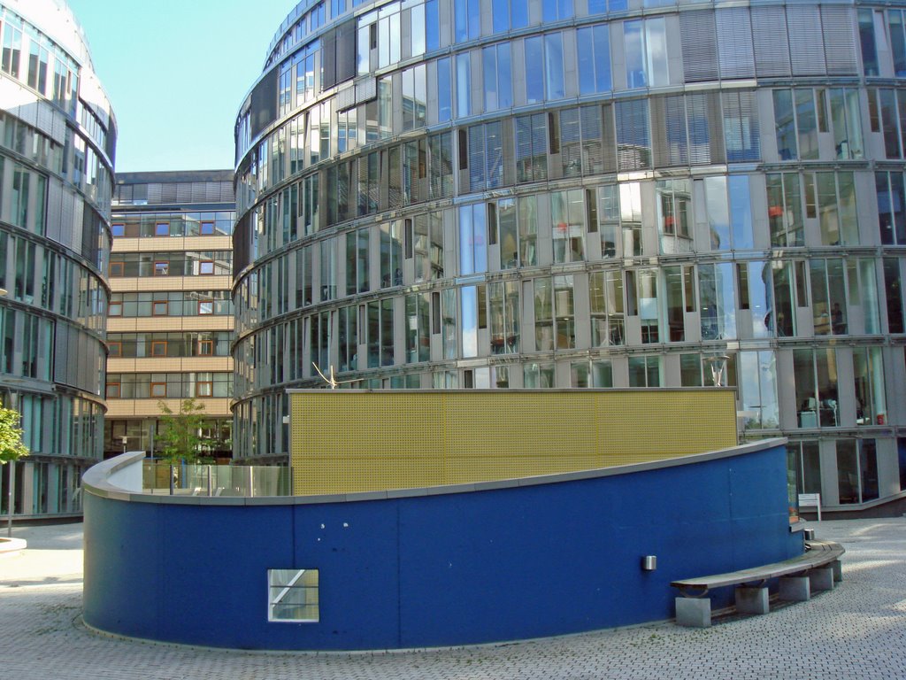 Aufgang aus einem Parkhaus im Mediapark in Köln (www.bilderbuch-koeln.de) by www.bilderbuch-koeln.de