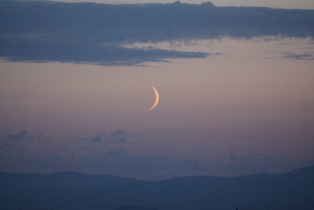 Lune entre ciel et terre by pierre.heinz