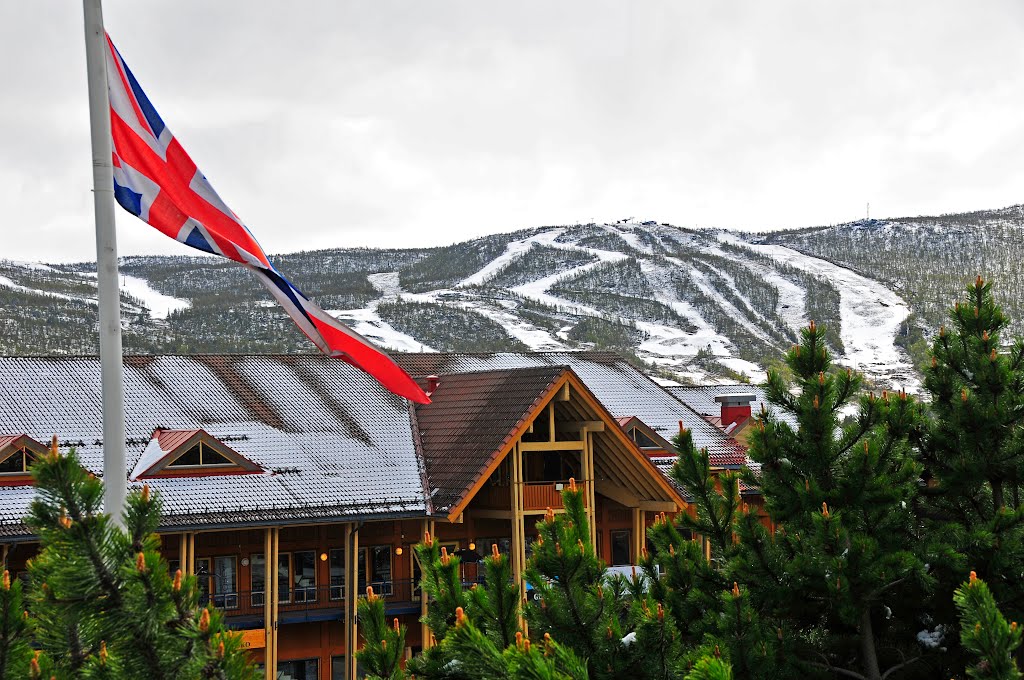 Geilo is the vibrant mountain village, situated between Norway’s main cities Oslo and Bergen. The Geilo Ski Resort offers 38 downhill slopes, 20 lifts, 3 snowboard areas. by kluke