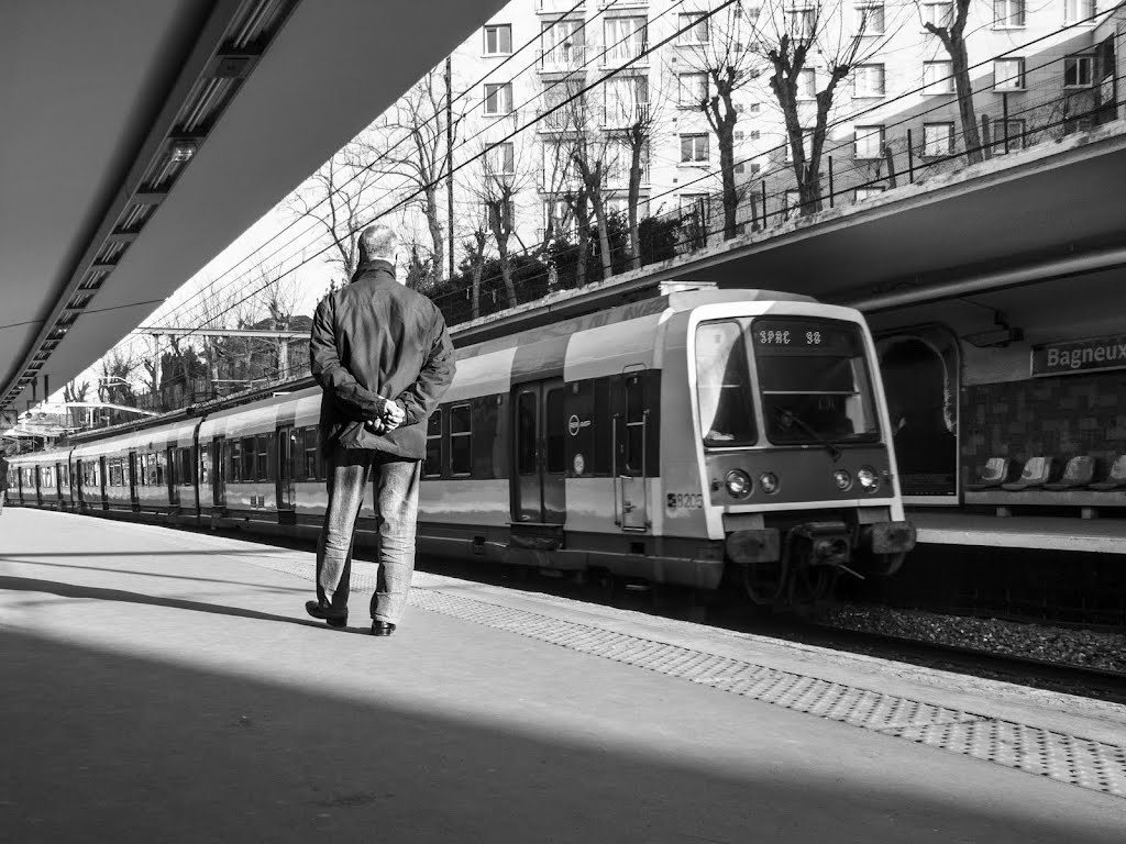 Promenade sur le quai (Walk on the platform) by Bruno DENIS