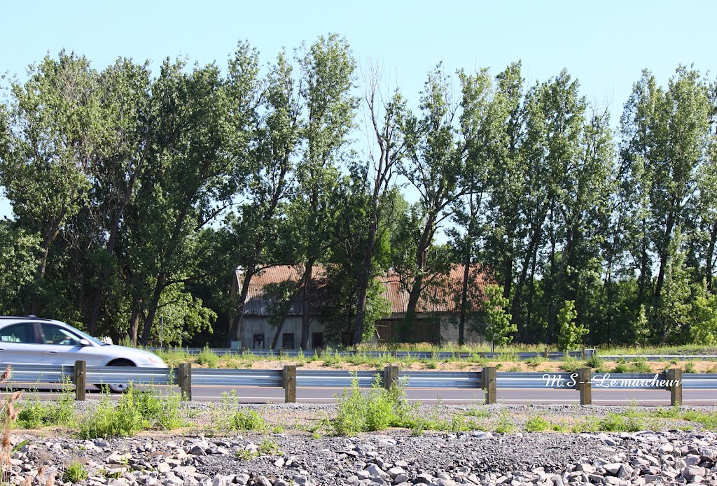 Vielle grange en voie de disparition by Le marcheur