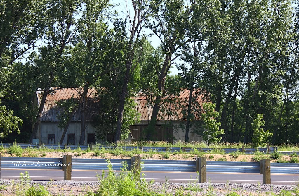 Vielle grange en voie de disparition by Le marcheur