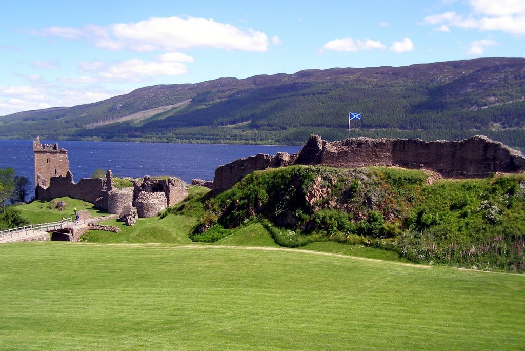 Urquhart Castle by meriedb