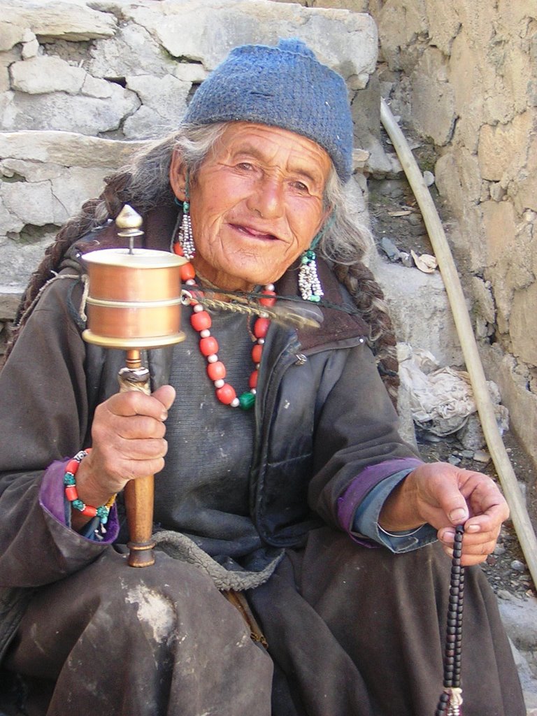 Lamayuru Gompa - anziana by maresa maremagna