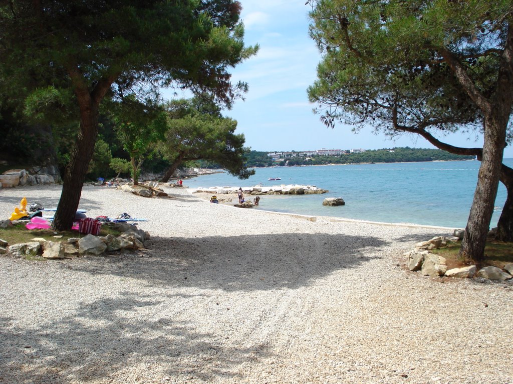 Beach at Lanterna Camp by Dirk Gernhardt