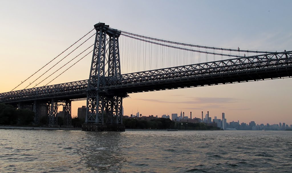 Williamsburg Bridge at twilight by 韩笃一 Duyi Han