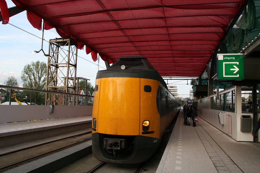 Trein in de wacht, Rotterdam by Carl030nl