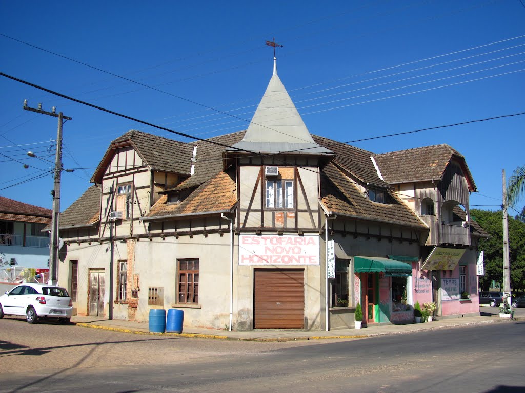 ANTIGA CONSTRUÇÃO NO CENTRO DE DALBÉRGIA by Sidnei Recco