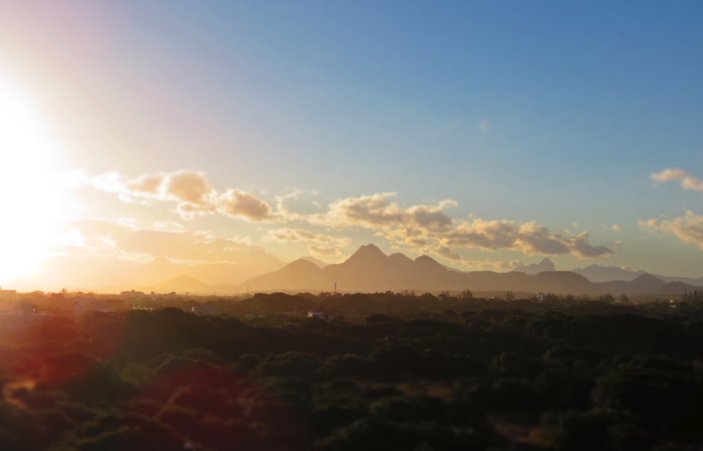 Serras em Rio das Ostras ao pôr do sol by Humberto Müller