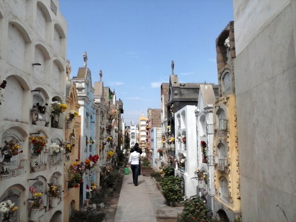 Cementerio LA HUAQUILLA - Huaral by Julio C. Correa Barletti