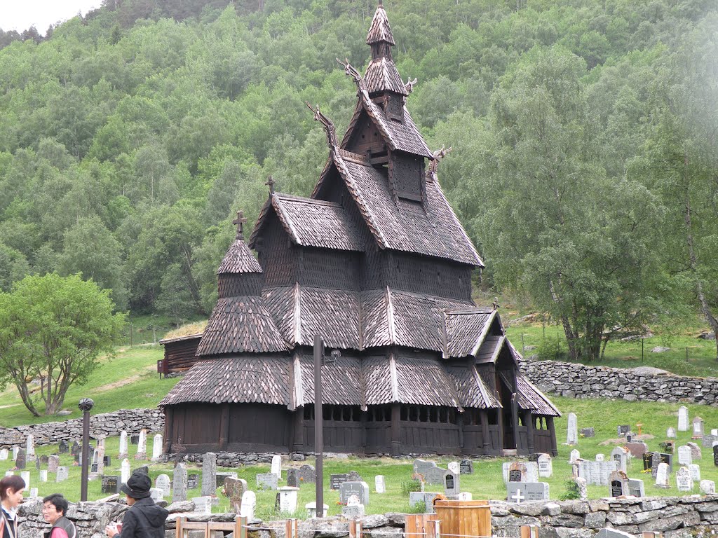 2008.06.09.8：56　ウルネスチャーチ見学翌日：レルダール出発後すぐに Borgund stave churchを見学する by asukauneme