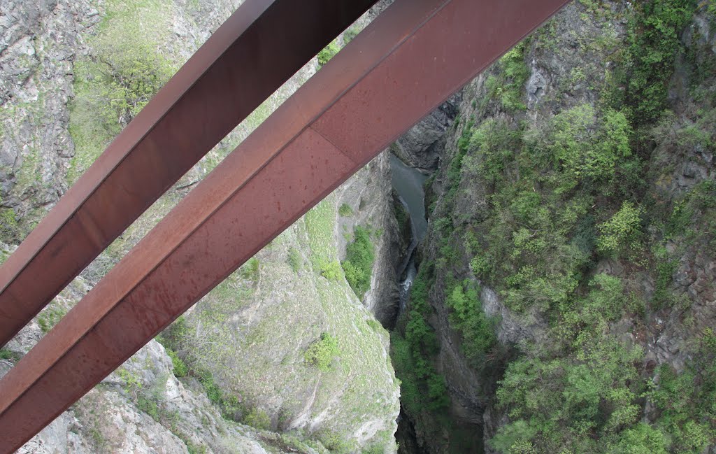 Gueuroz - Falaises. Un aplomb de 187 m. depuis le pont du Gueuroz by Charly-G. Arbellay