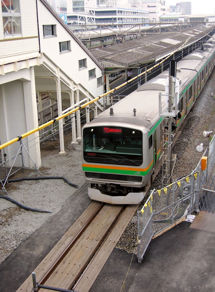 JR平塚駅を出発する東海道線 (Tokaido Line left JR Hiratsuka Station) by yossy