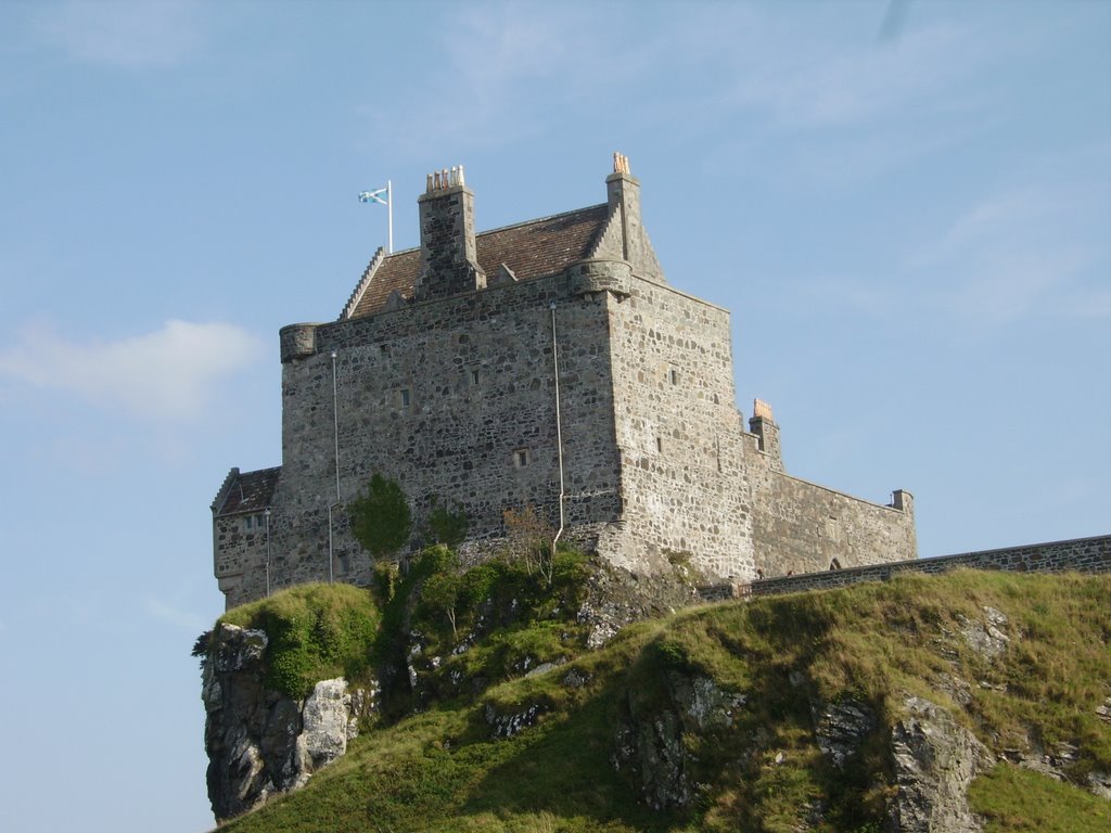 Duart Castle by jimnhils