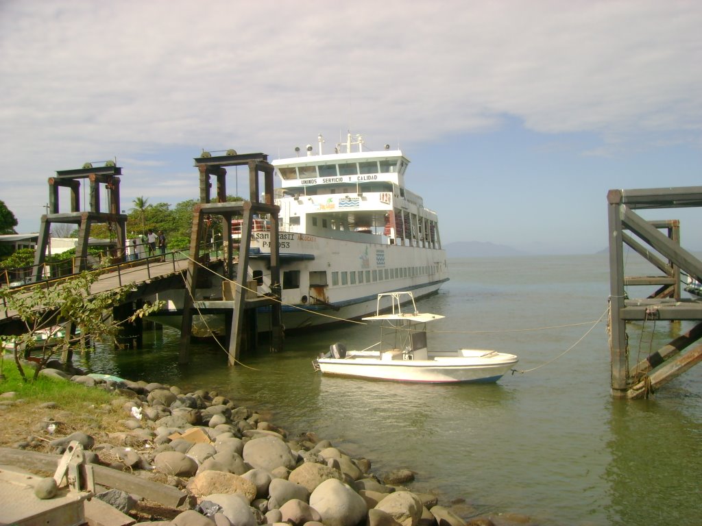 Muelle Puntarenas by Alejandro Gonza