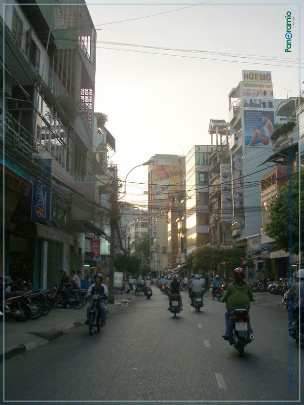 Đường - Lê Thị Riêng - Street by Vietnam - Paracels